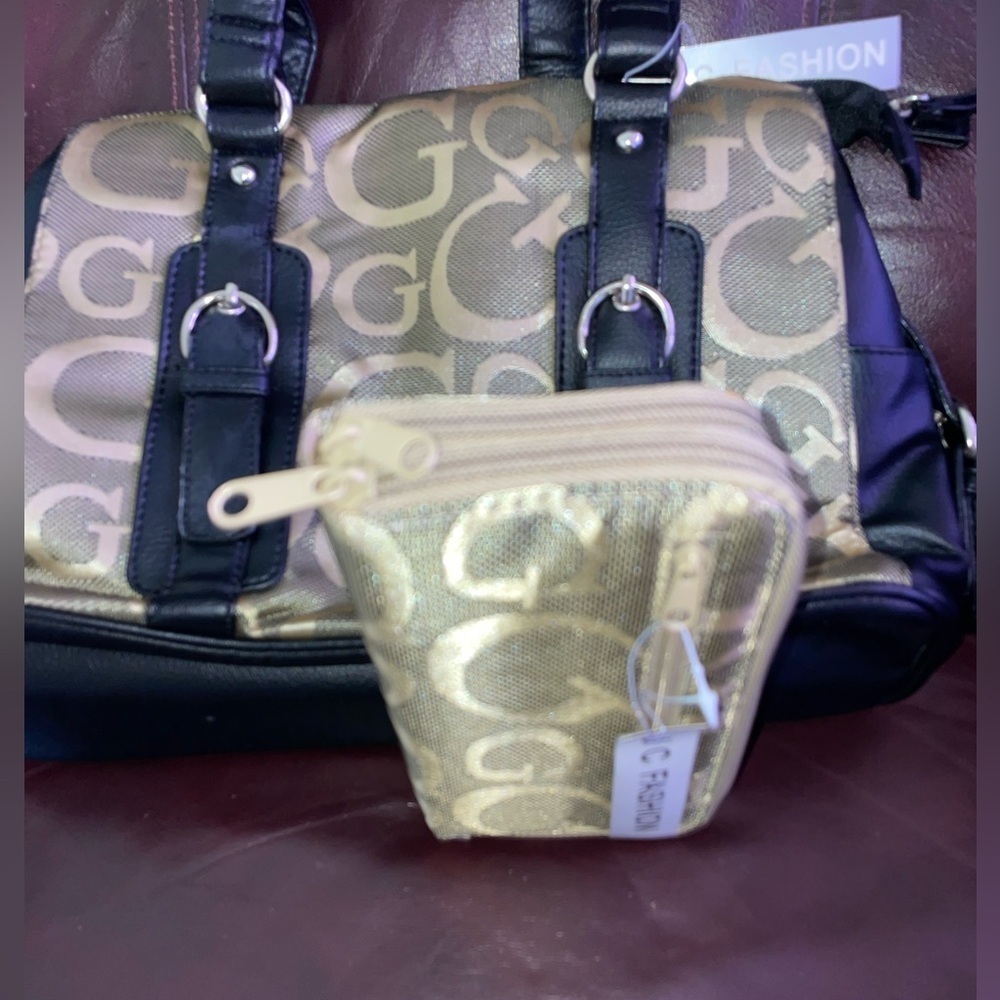 NEW - G Logo women’s handbag 
& matching wallet
GOLD & Blue